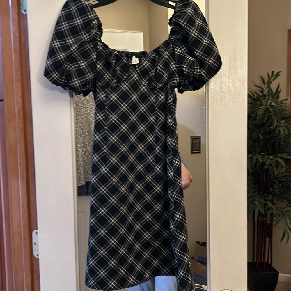 Black and white mini dress xtra small. No signs of wear.